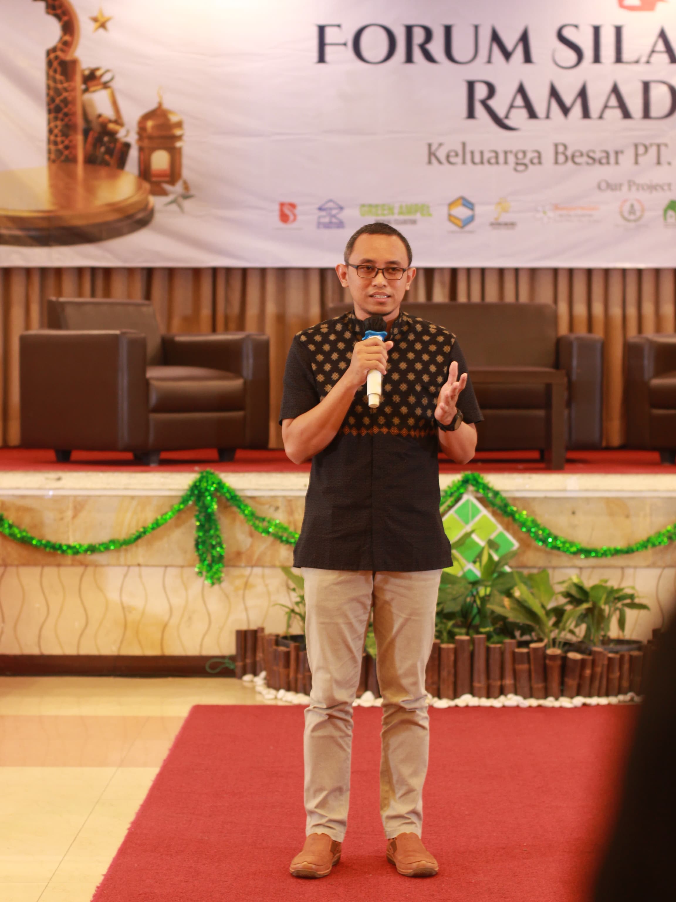  THE LEADER: CEO PT BJS Property Ervan Hari Nugroho saat memberi sambutan di hadapan tamu undangan Forum Silaturahmi Ramadhan. 